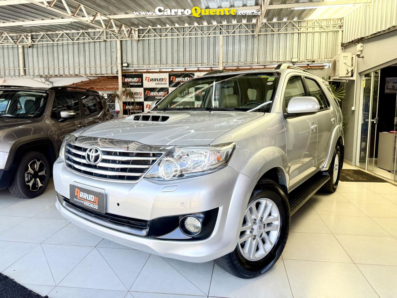 TOYOTA   HILUX SW4 SRV D4-D 4X4 3.0 TDI DIES. AUT   PRATA 2013 3.0 DIESEL - Loja