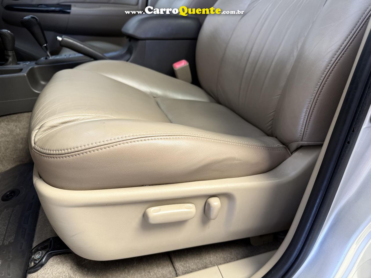 TOYOTA   HILUX SW4 SRV D4-D 4X4 3.0 TDI DIES. AUT   PRATA 2013 3.0 DIESEL - Loja