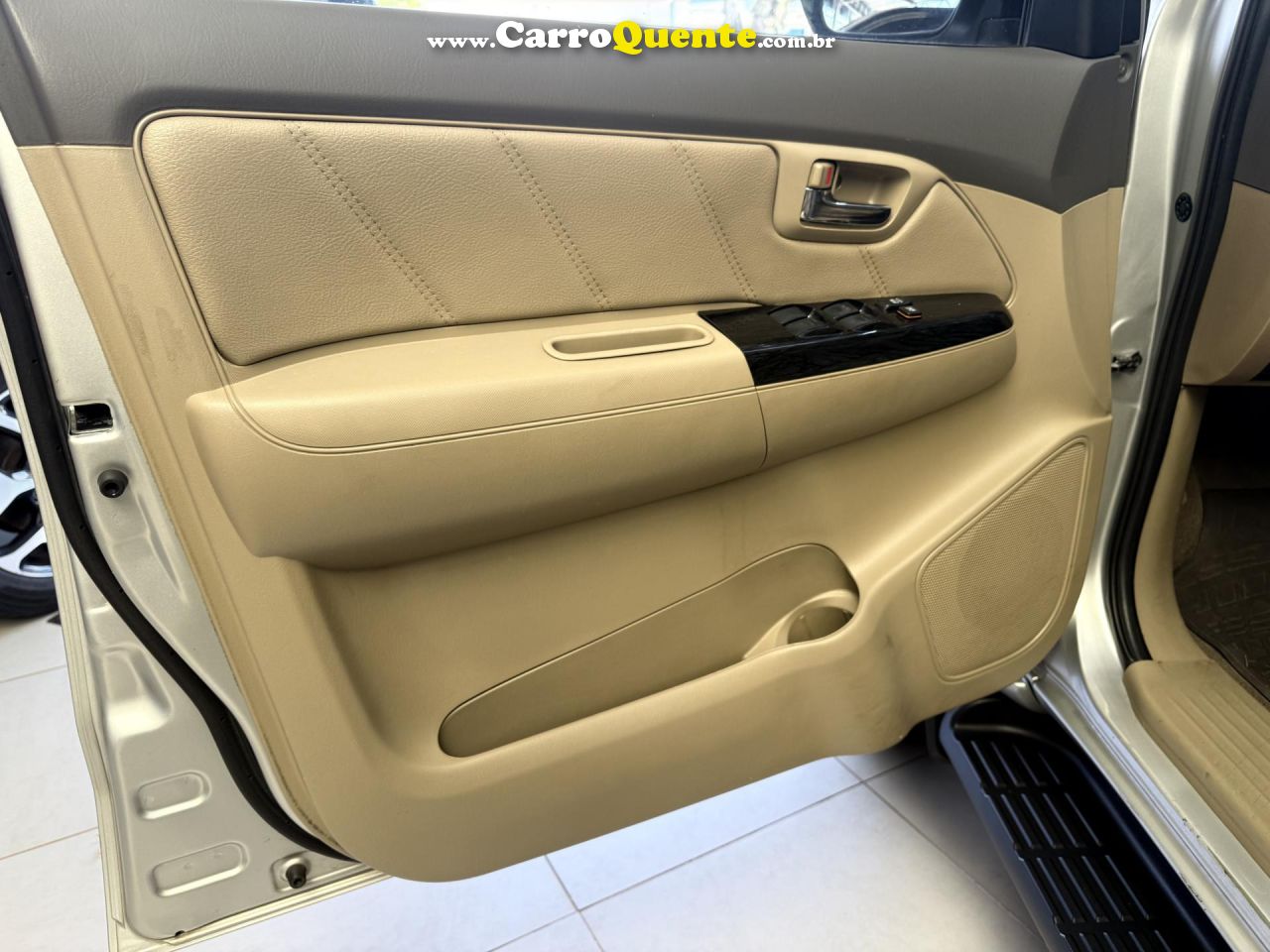 TOYOTA   HILUX SW4 SRV D4-D 4X4 3.0 TDI DIES. AUT   PRATA 2013 3.0 DIESEL - Loja