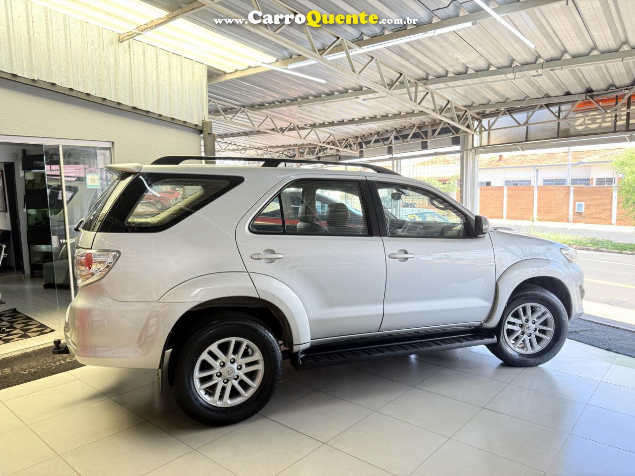 TOYOTA   HILUX SW4 SRV D4-D 4X4 3.0 TDI DIES. AUT   PRATA 2013 3.0 DIESEL - Loja