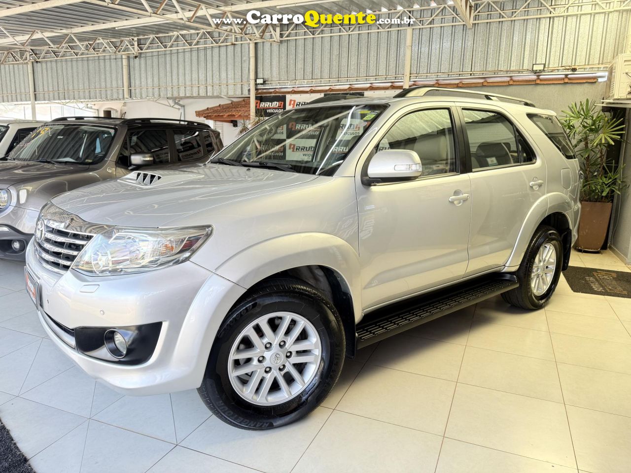 TOYOTA   HILUX SW4 SRV D4-D 4X4 3.0 TDI DIES. AUT   PRATA 2013 3.0 DIESEL - Loja