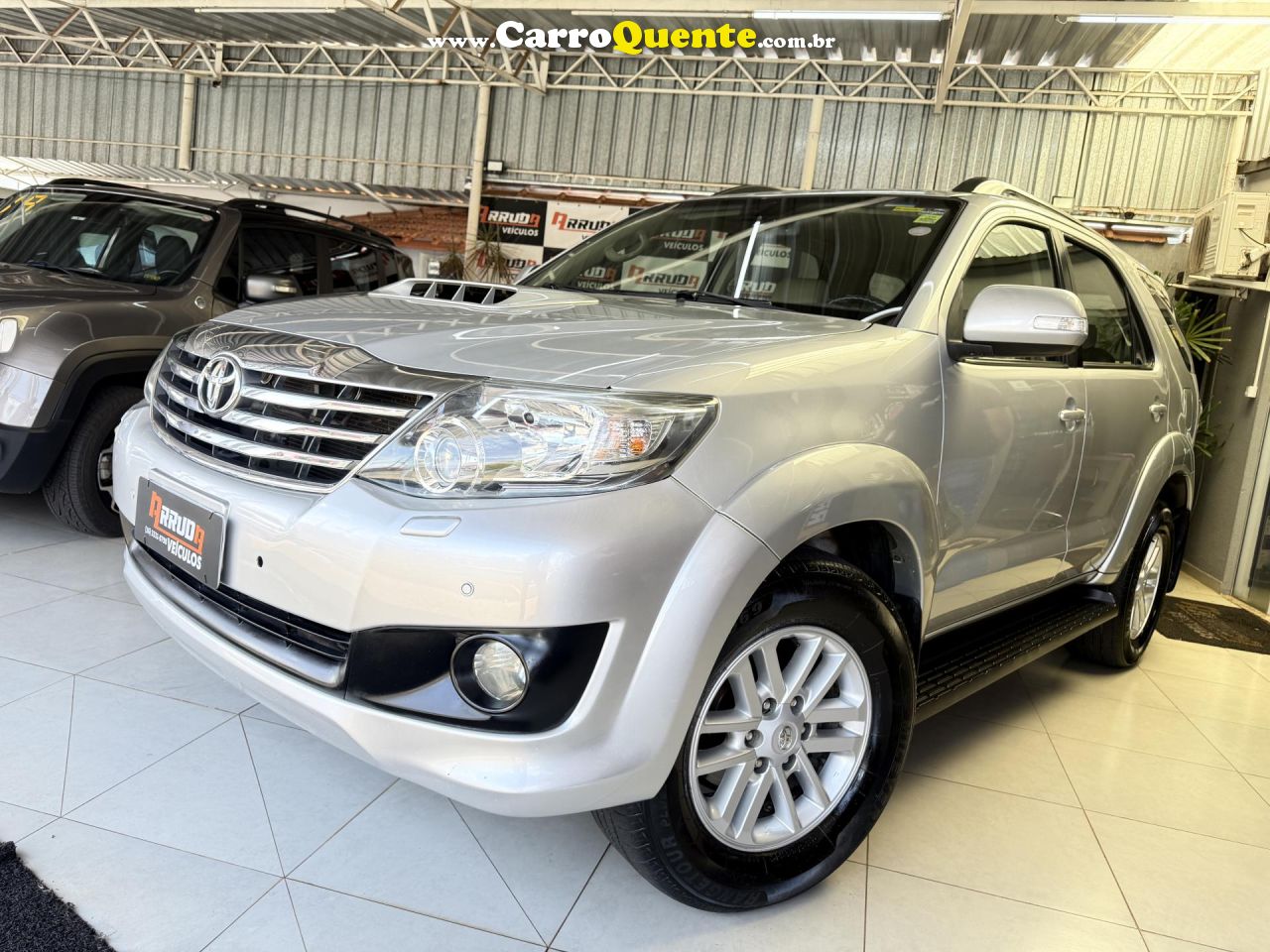 TOYOTA   HILUX SW4 SRV D4-D 4X4 3.0 TDI DIES. AUT   PRATA 2013 3.0 DIESEL - Loja