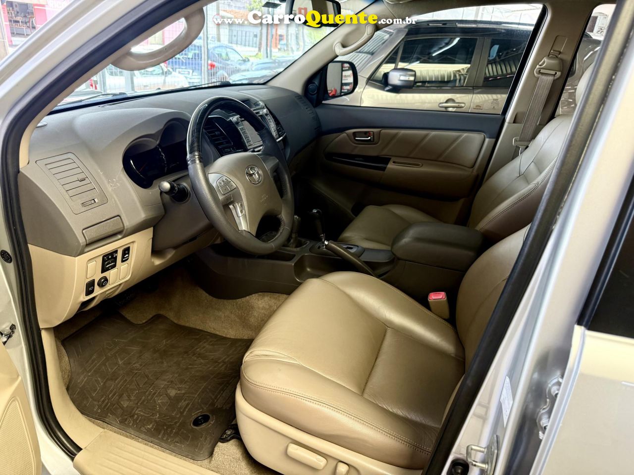 TOYOTA   HILUX SW4 SRV D4-D 4X4 3.0 TDI DIES. AUT   PRATA 2013 3.0 DIESEL - Loja