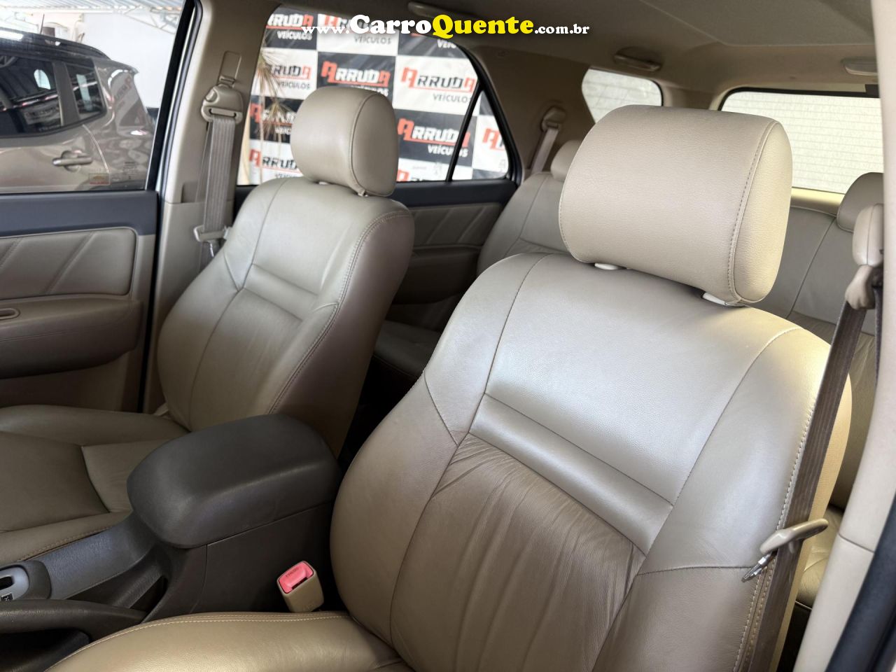 TOYOTA   HILUX SW4 SRV D4-D 4X4 3.0 TDI DIES. AUT   PRATA 2013 3.0 DIESEL - Loja
