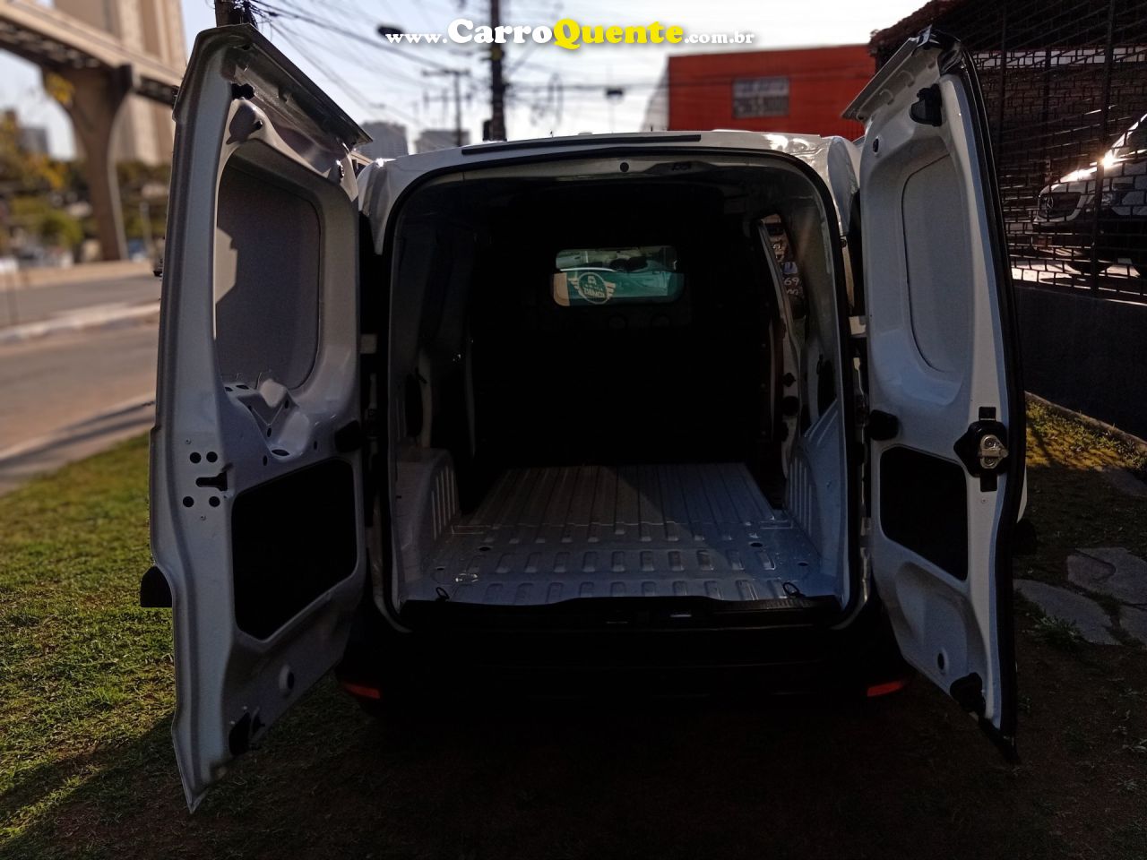 RENAULT   KANGOO EX PRO   BRANCO 2025 1.6 FLEX - Loja