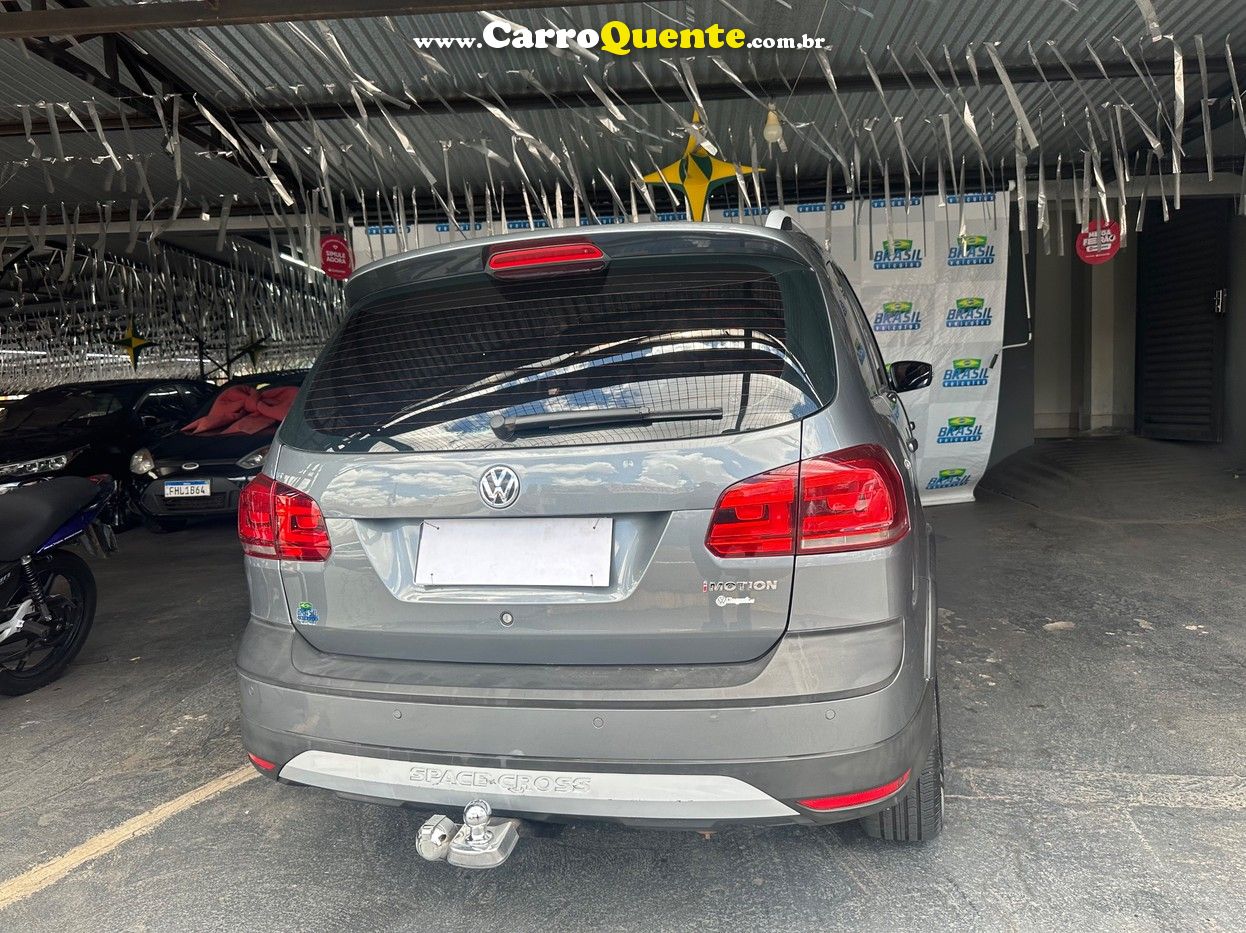 VOLKSWAGEN SPACE CROSS 2015 - Loja