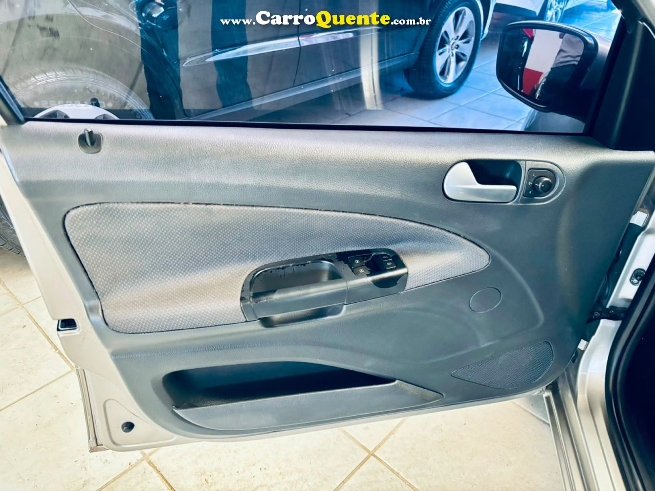 VOLKSWAGEN   VOYAGE 1.01.0 CITY MI TOTAL FLEX 8V 4P   PRATA 2012 1.0 FLEX - Loja