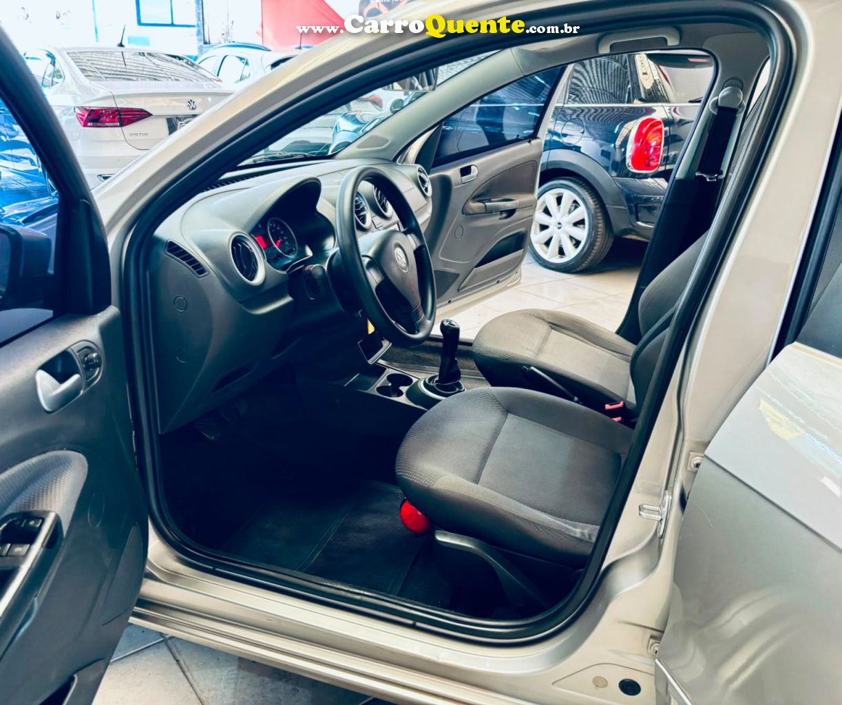 VOLKSWAGEN   VOYAGE 1.01.0 CITY MI TOTAL FLEX 8V 4P   PRATA 2012 1.0 FLEX - Loja