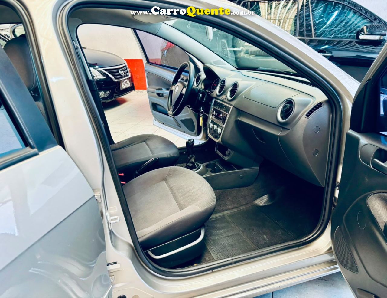 VOLKSWAGEN   VOYAGE 1.01.0 CITY MI TOTAL FLEX 8V 4P   PRATA 2012 1.0 FLEX - Loja
