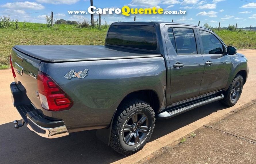 Toyota HILUX 2.8 D-4D TURBO DIESEL CD SR 4X4 AUTOMÁTICO - Loja