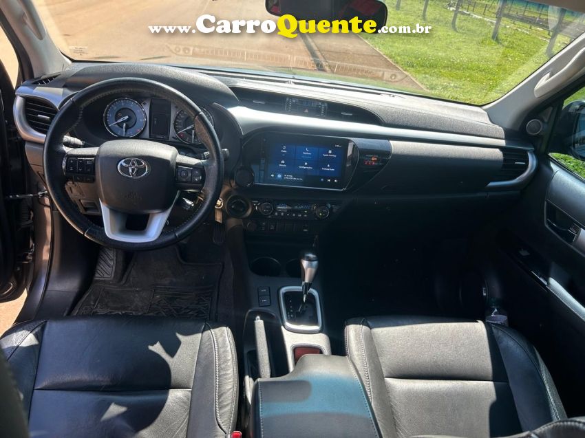 Toyota HILUX 2.8 D-4D TURBO DIESEL CD SR 4X4 AUTOMÁTICO - Loja