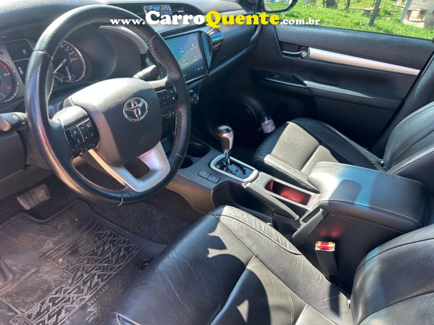 Toyota HILUX 2.8 D-4D TURBO DIESEL CD SR 4X4 AUTOMÁTICO - Loja