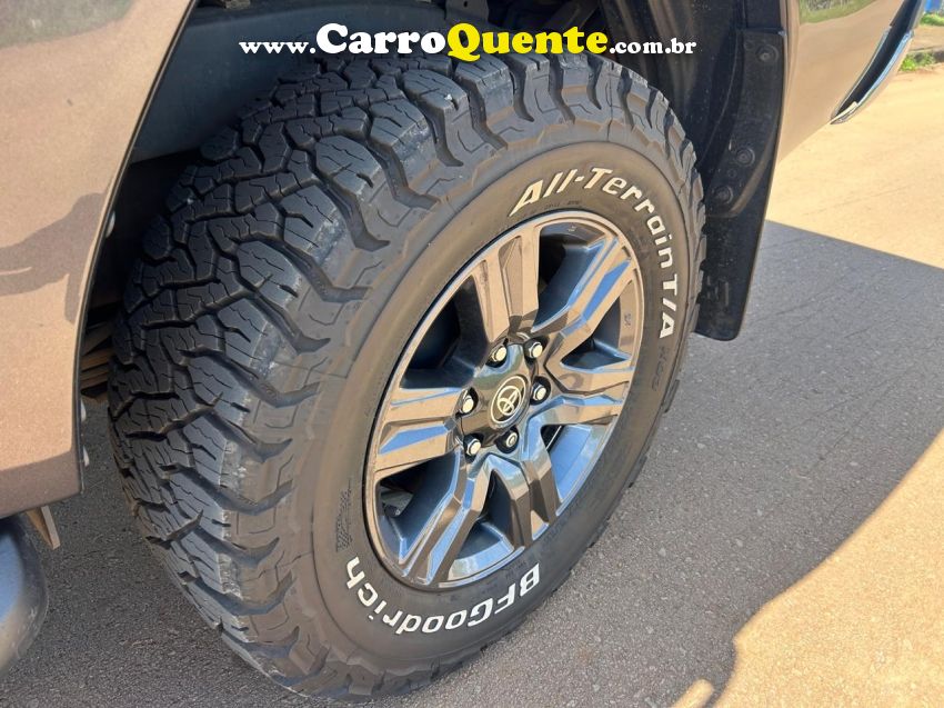 Toyota HILUX 2.8 D-4D TURBO DIESEL CD SR 4X4 AUTOMÁTICO - Loja