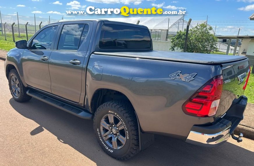Toyota HILUX 2.8 D-4D TURBO DIESEL CD SR 4X4 AUTOMÁTICO - Loja