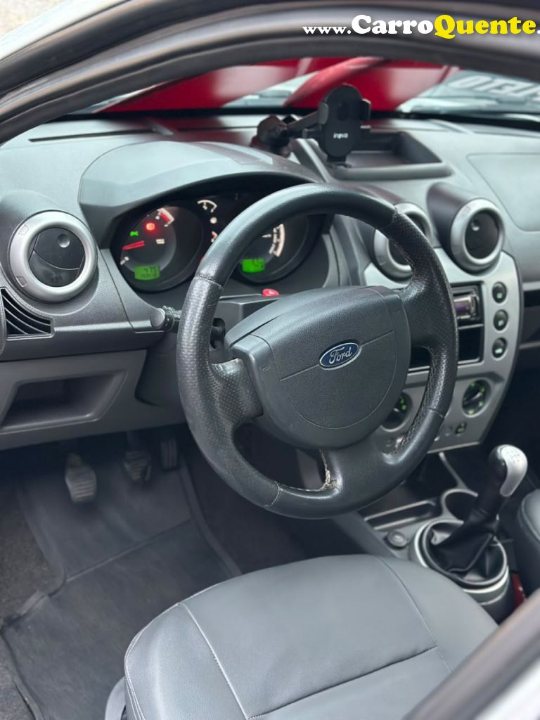 FORD   FIESTA SEDAN 1.6 16V FLEX MEC.   PRATA 2013 1.6 FLEX - Loja