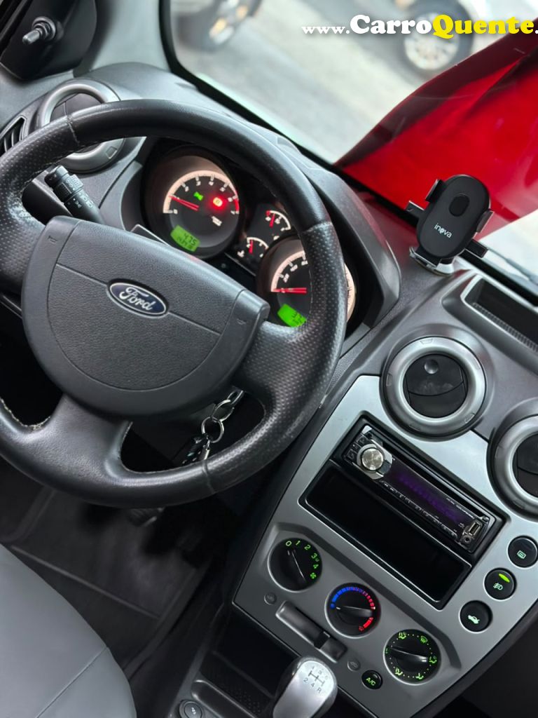 FORD   FIESTA SEDAN 1.6 16V FLEX MEC.   PRATA 2013 1.6 FLEX - Loja
