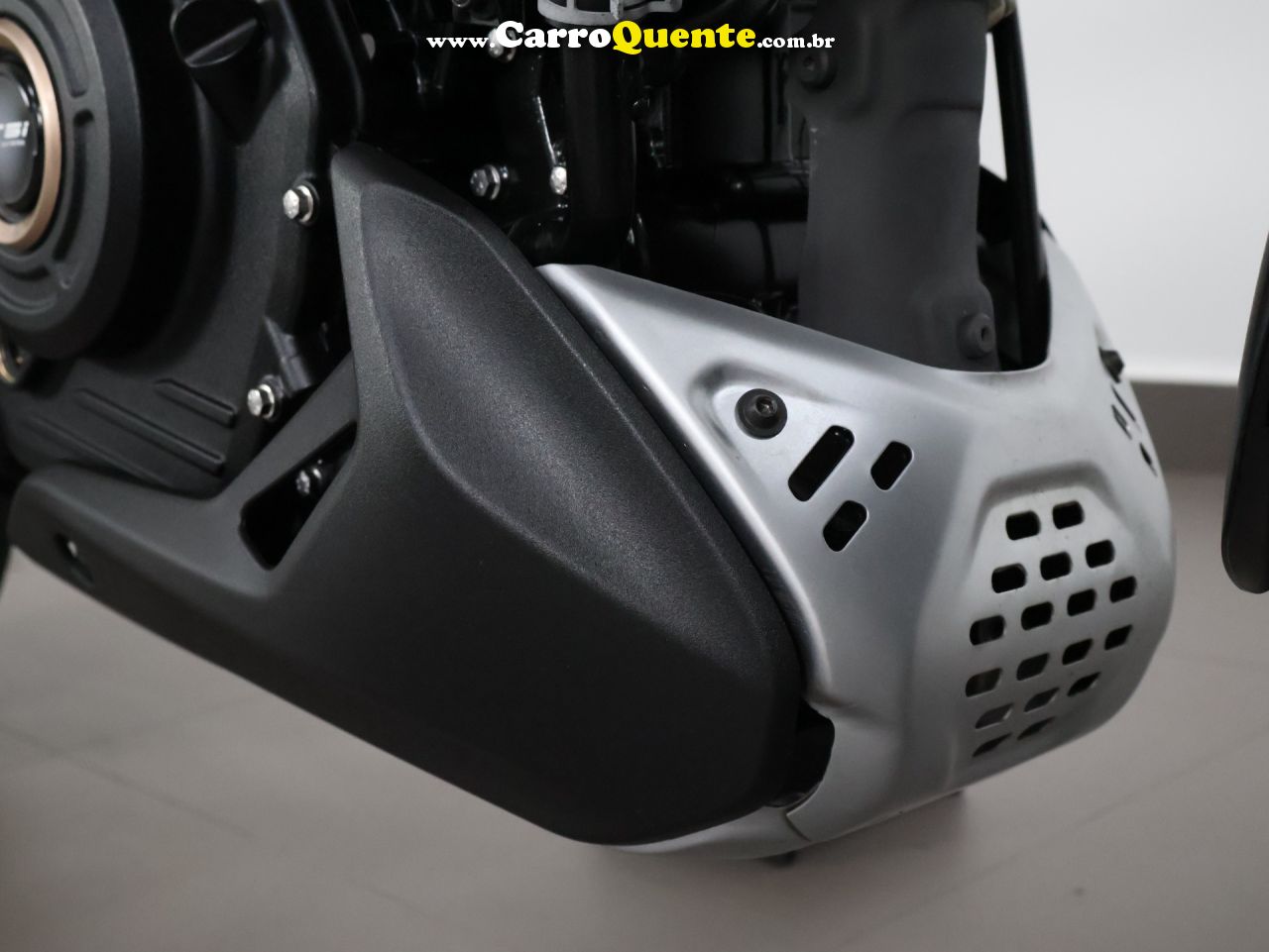 BAJAJ DOMINAR 400 ABS 2023 - Loja