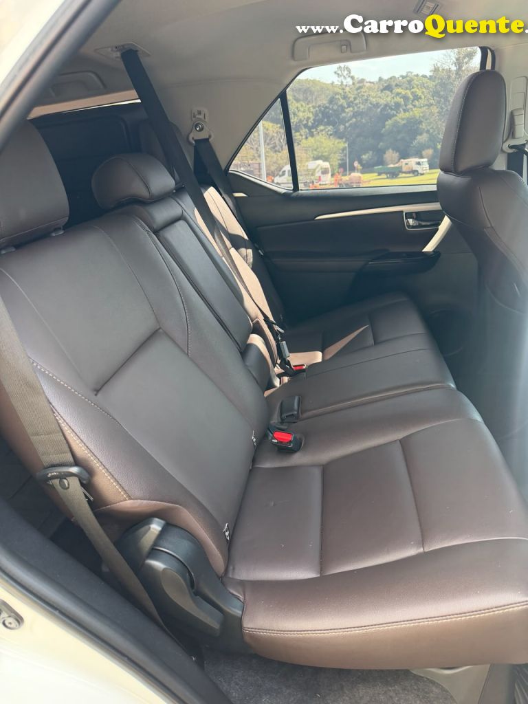 TOYOTA   HILUX SW4 SRV 4X2 2.7 FLEX 16V AUT.   BRANCO 2019 2.7 FLEX - Loja
