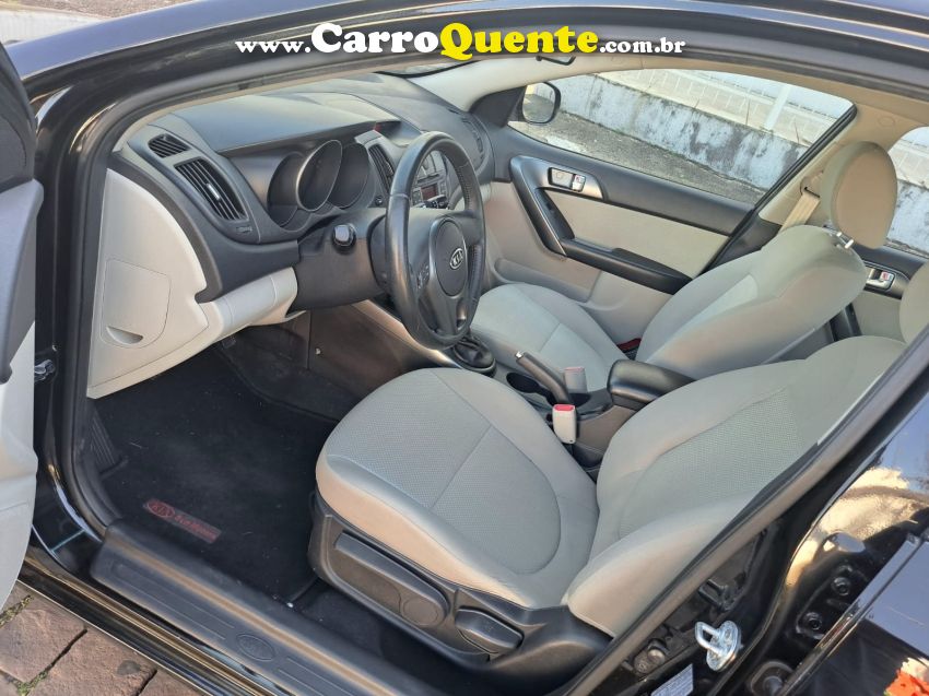 KIA CERATO 1.6 E.213 SEDAN 16V GASOLINA 4P MANUAL - Loja