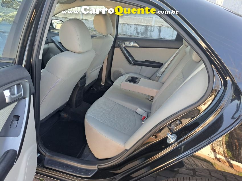 KIA CERATO 1.6 E.213 SEDAN 16V GASOLINA 4P MANUAL - Loja