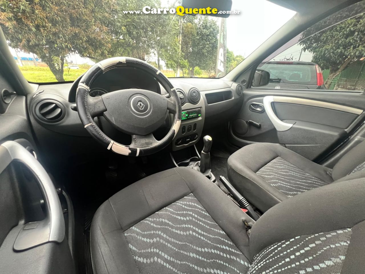RENAULT   LOGAN AUTHENTIQUE HI-FLEX 1.0 16V 4P   PRATA 2011 1.0 GASOLINA - Loja