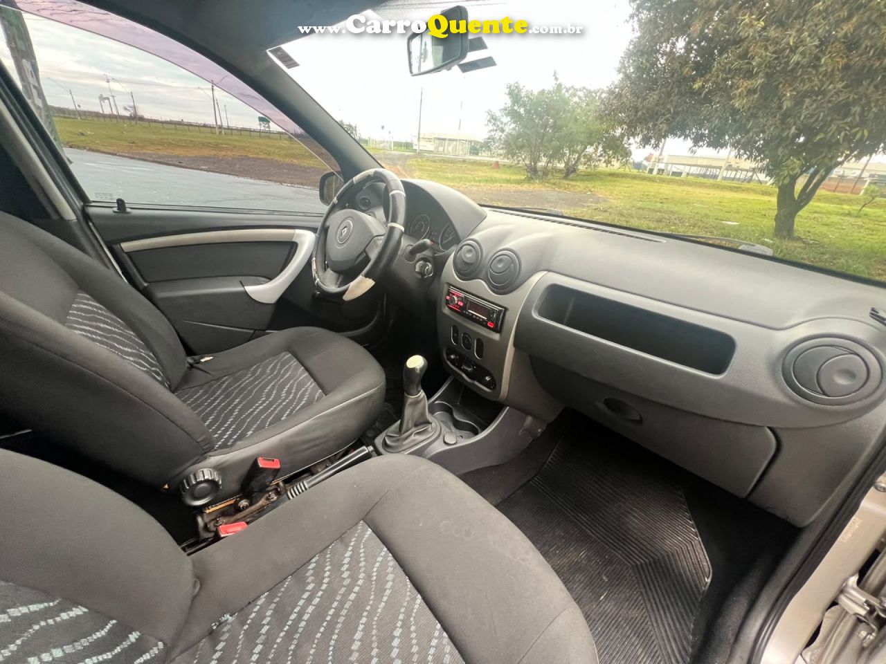 RENAULT   LOGAN AUTHENTIQUE HI-FLEX 1.0 16V 4P   PRATA 2011 1.0 GASOLINA - Loja