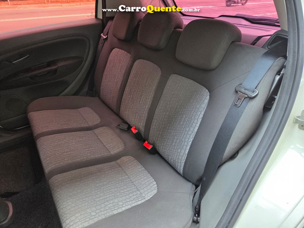 FIAT PUNTO 1.6 ESSENCE 16V 2012 - Loja