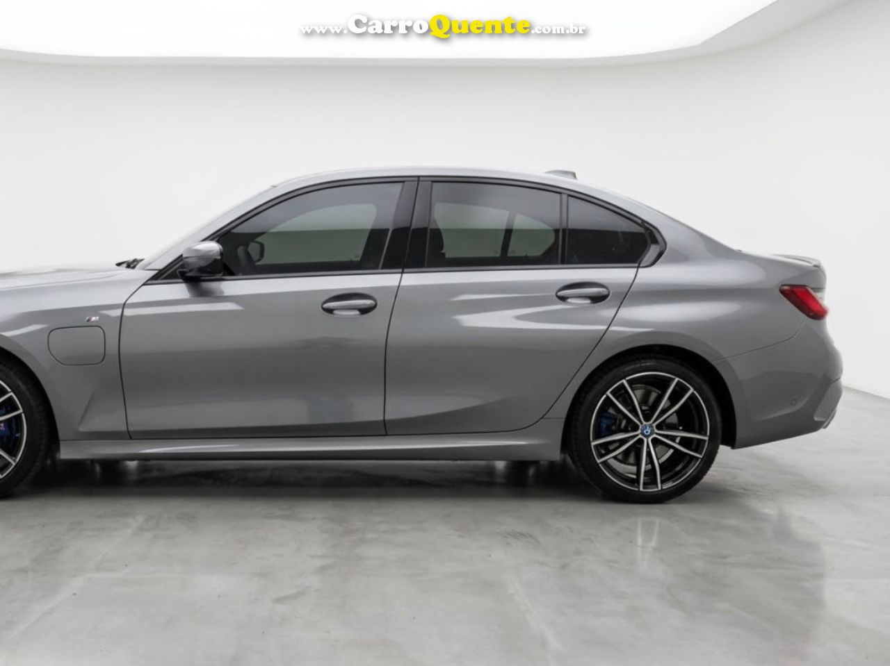 BMW   330E M SPORT 2.0 TURBO AUT. (HÍBRIDO)   CINZA 2024 2.0 GASOLINA E ELÉTRICO - Loja