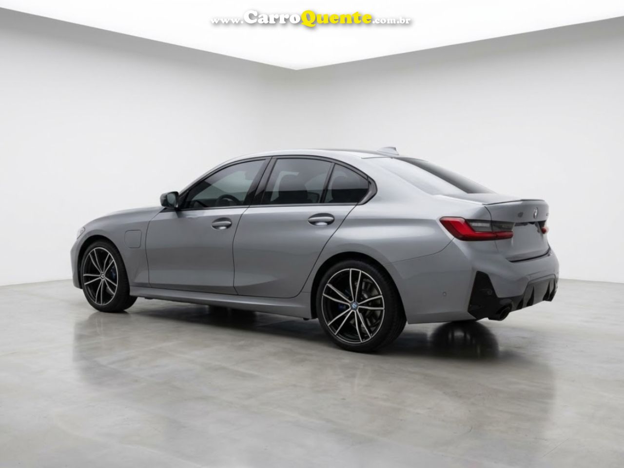 BMW   330E M SPORT 2.0 TURBO AUT. (HÍBRIDO)   CINZA 2024 2.0 GASOLINA E ELÉTRICO - Loja