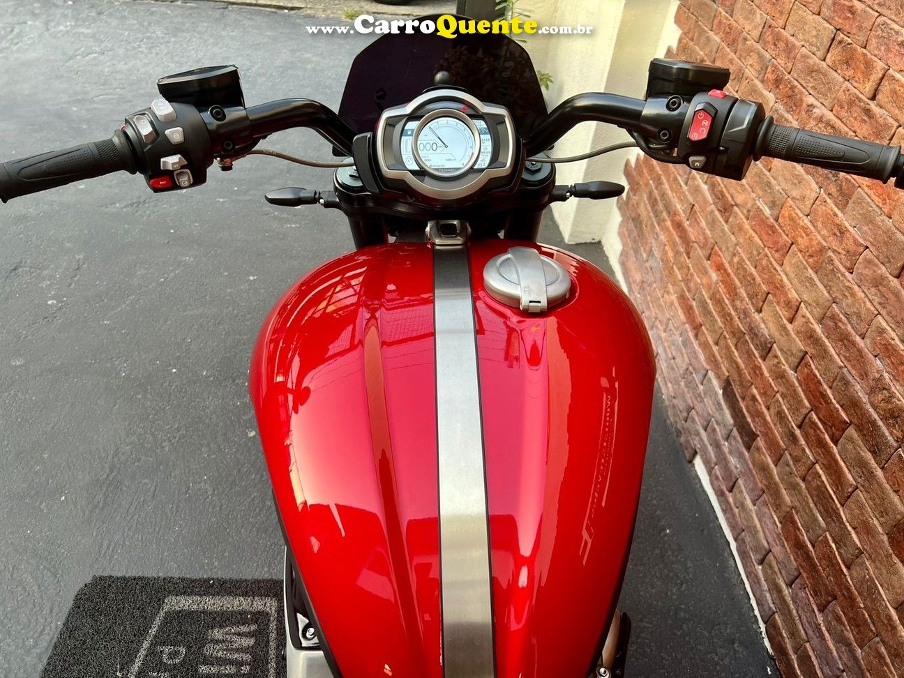 TRIUMPH ROCKET III R 2021 - Loja