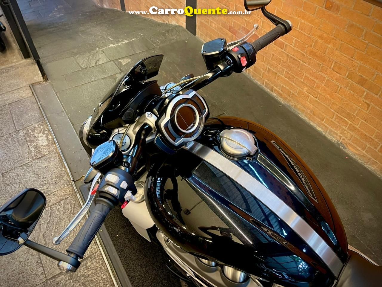 TRIUMPH ROCKET III R 2020 - Loja