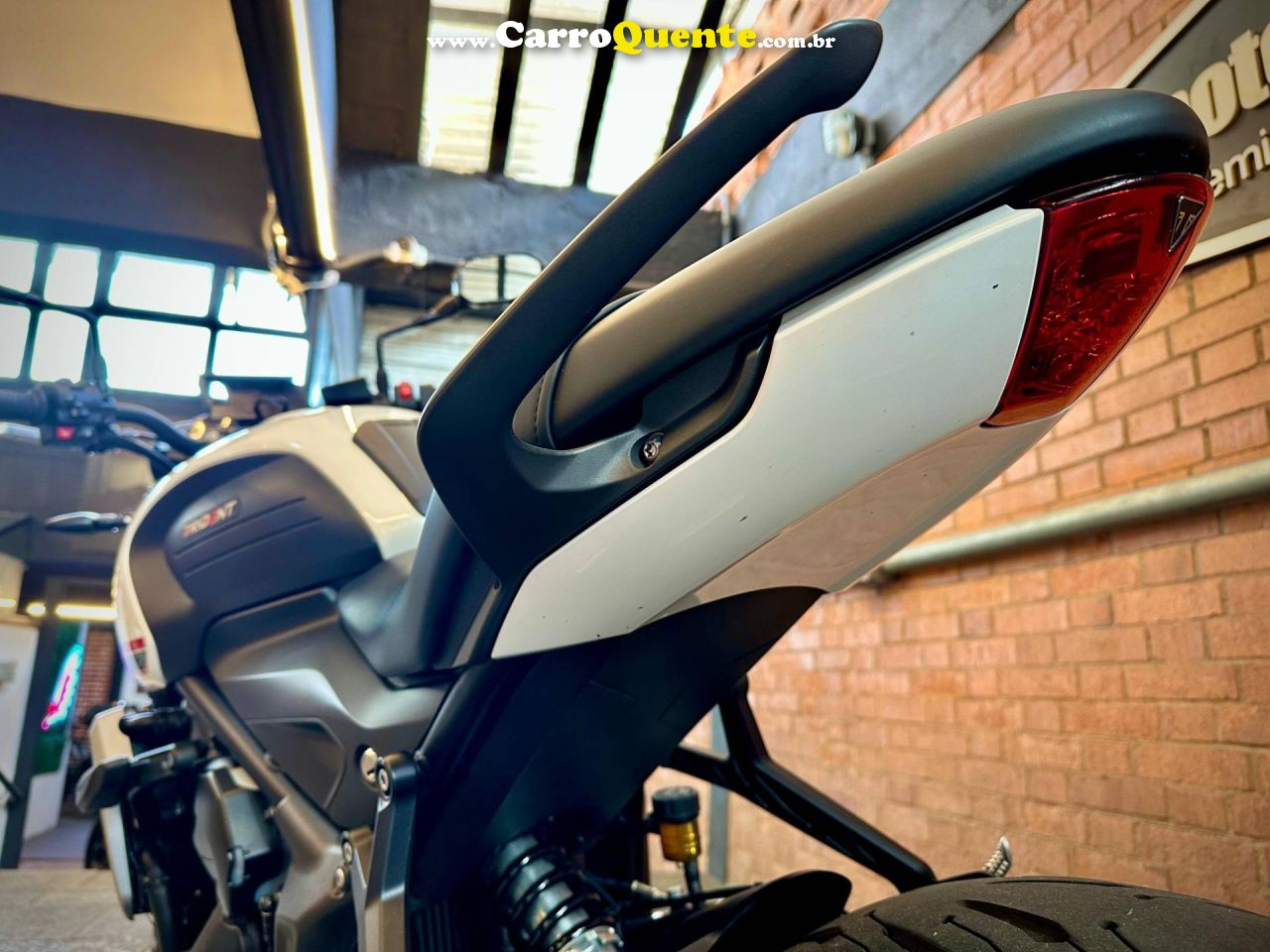 TRIUMPH TRIDENT 660 2022 - Loja
