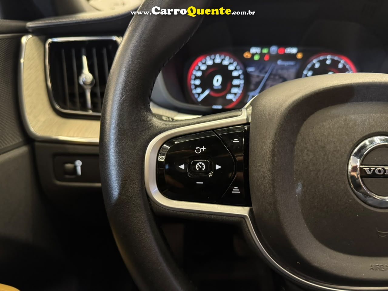 VOLVO XC60 2019 - Loja