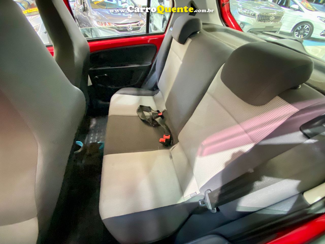 VOLKSWAGEN UP 1.0 MPI TAKE UP 12V 2015 - Loja