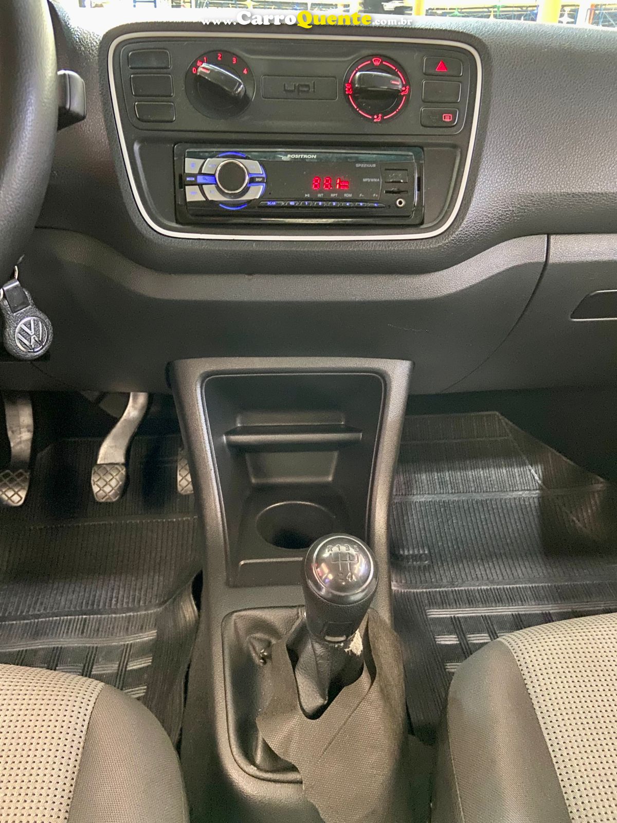 VOLKSWAGEN UP 1.0 MPI TAKE UP 12V 2015 - Loja