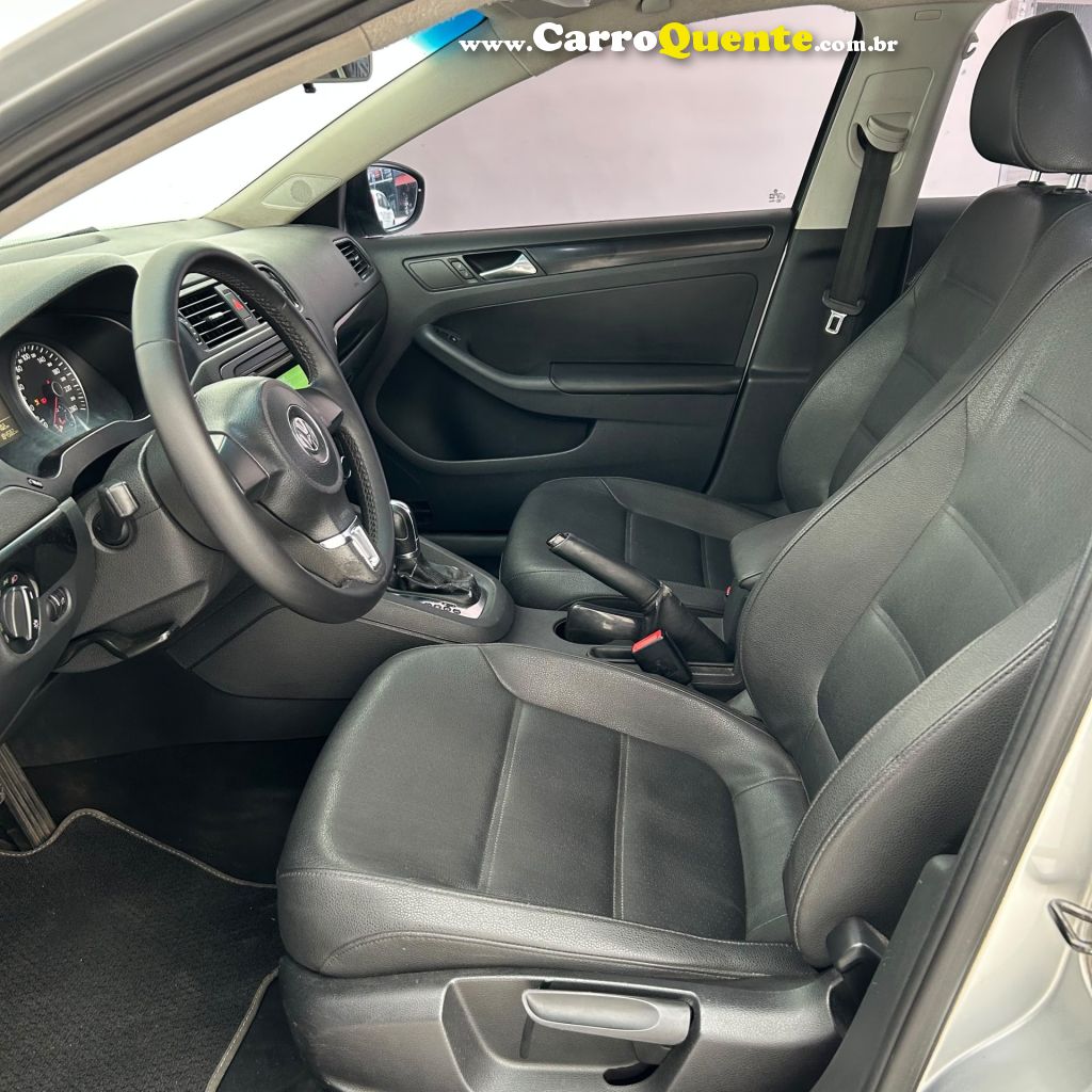 VOLKSWAGEN   JETTA COMFORTLINE 2.0 T.FLEX 8V 4P TIPT.   PRATA 2012 2.0 FLEX - Loja