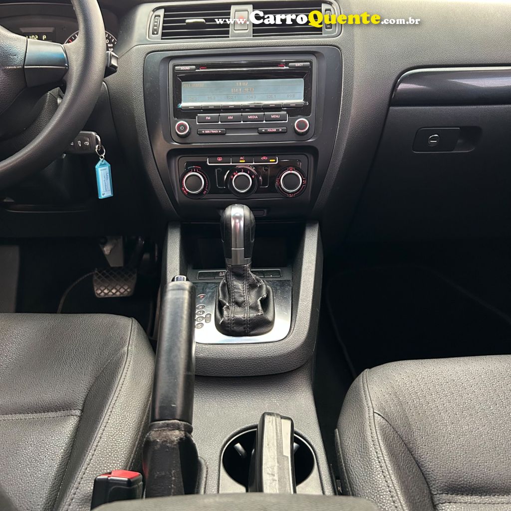 VOLKSWAGEN   JETTA COMFORTLINE 2.0 T.FLEX 8V 4P TIPT.   PRATA 2012 2.0 FLEX - Loja