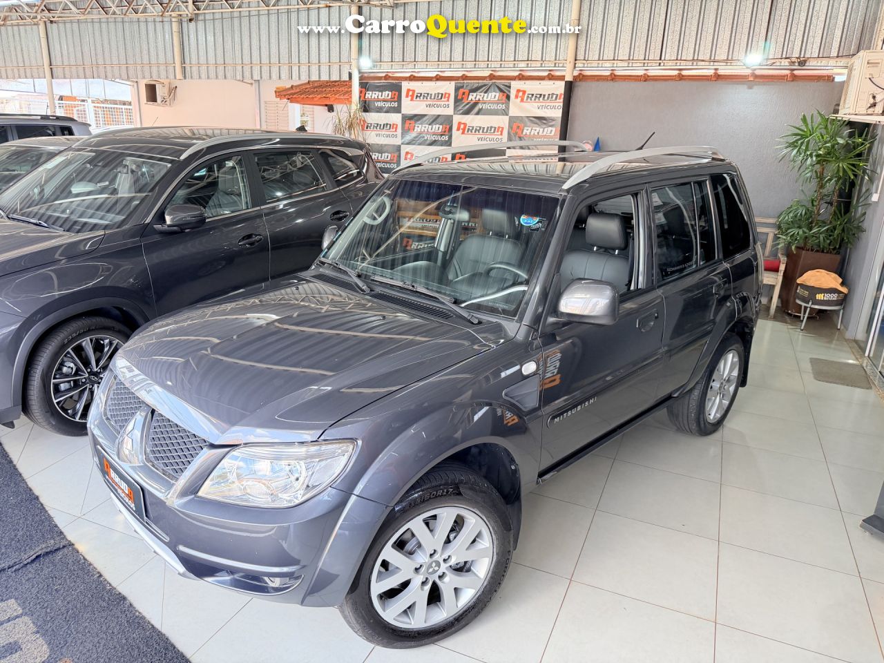 MITSUBISHI   PAJERO TR4 2.0 FLEX 16V 4X2 AUT.   CINZA 2014 2.0 FLEX - Loja