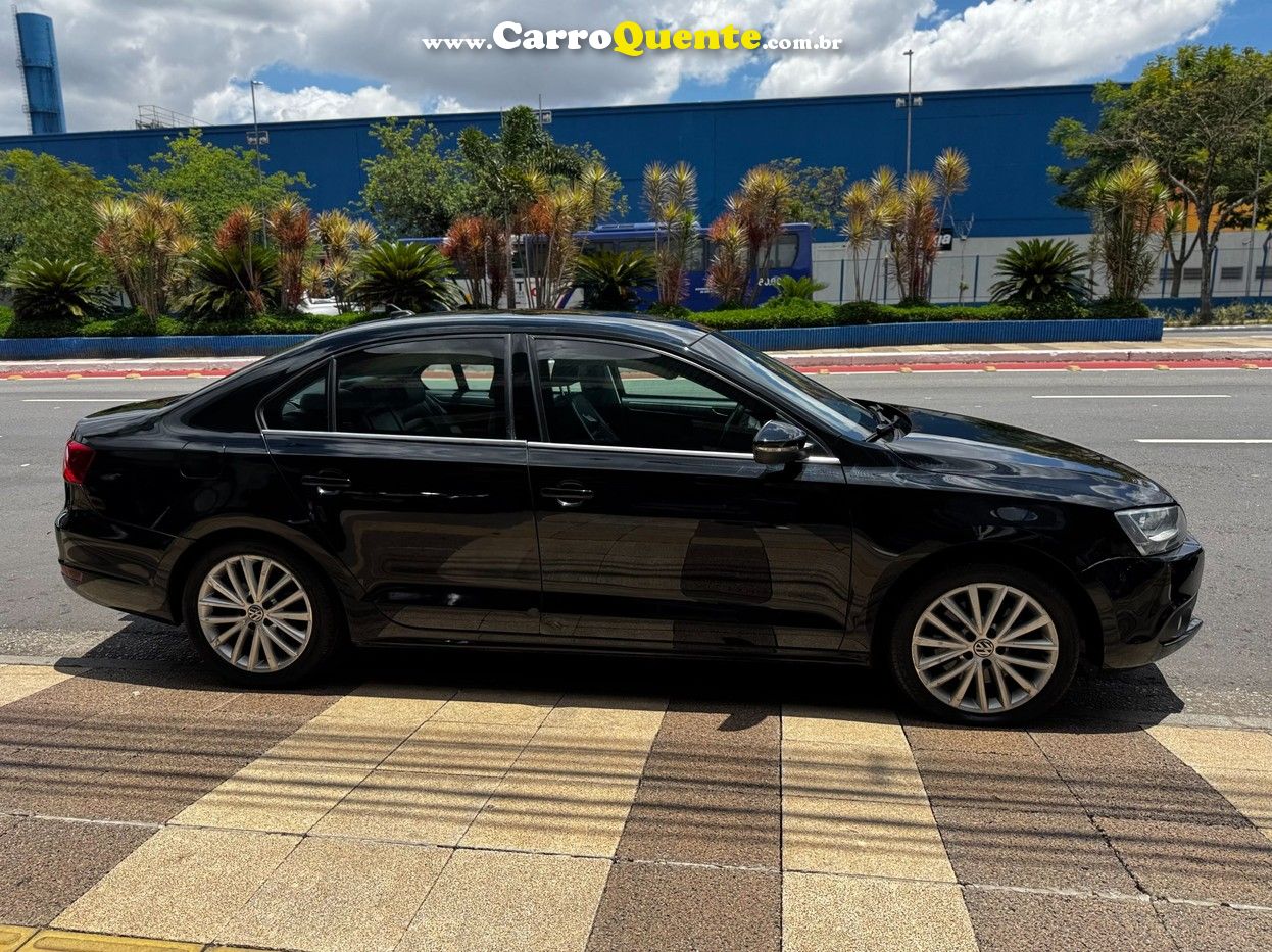 VOLKSWAGEN JETTA 2.0 TSI HIGHLINE 200CV 2012 - Loja