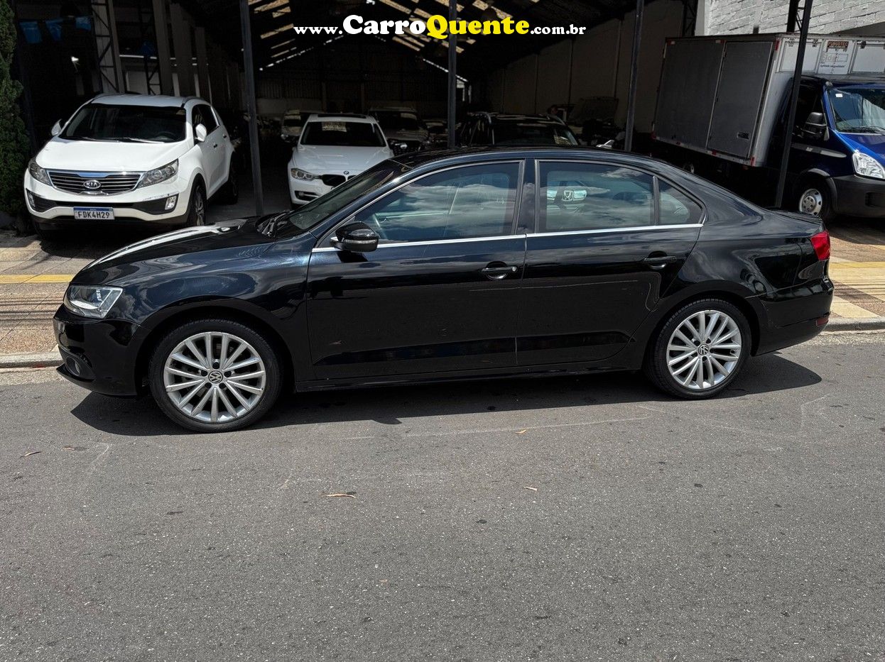 VOLKSWAGEN JETTA 2.0 TSI HIGHLINE 200CV 2012 - Loja