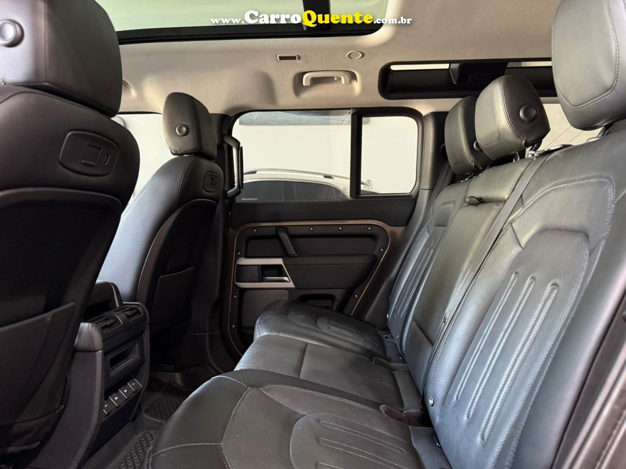 LAND ROVER   DEFENDER 110 2.0 TURBO SE SI4 AUT.   MARROM 2020 2.0 GASOLINA - Loja