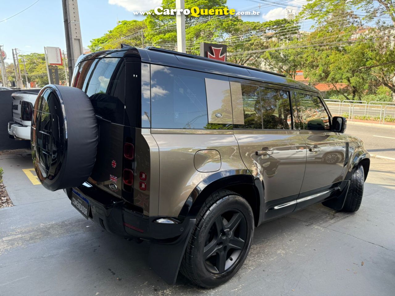 LAND ROVER   DEFENDER 110 2.0 TURBO SE SI4 AUT.   MARROM 2020 2.0 GASOLINA - Loja