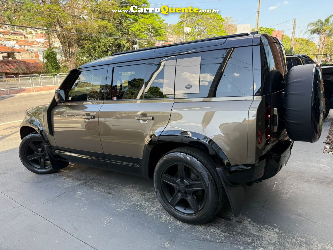 LAND ROVER   DEFENDER 110 2.0 TURBO SE SI4 AUT.   MARROM 2020 2.0 GASOLINA - Loja