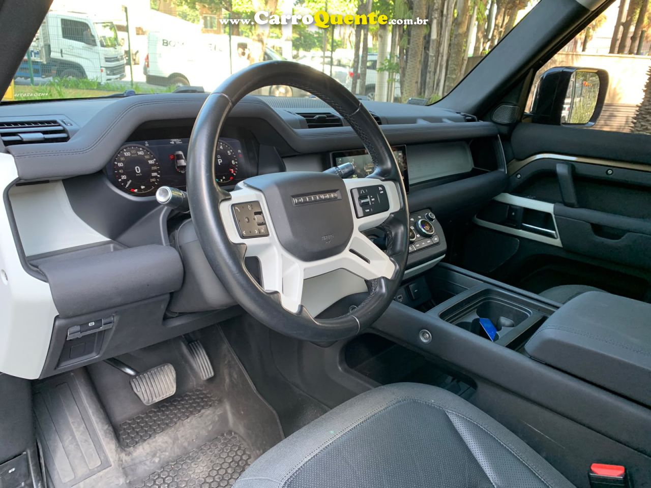 LAND ROVER   2.0 P300 GASOLINA 110 SE AWD    MARROM 2021 2.0 GASOLINA - Loja