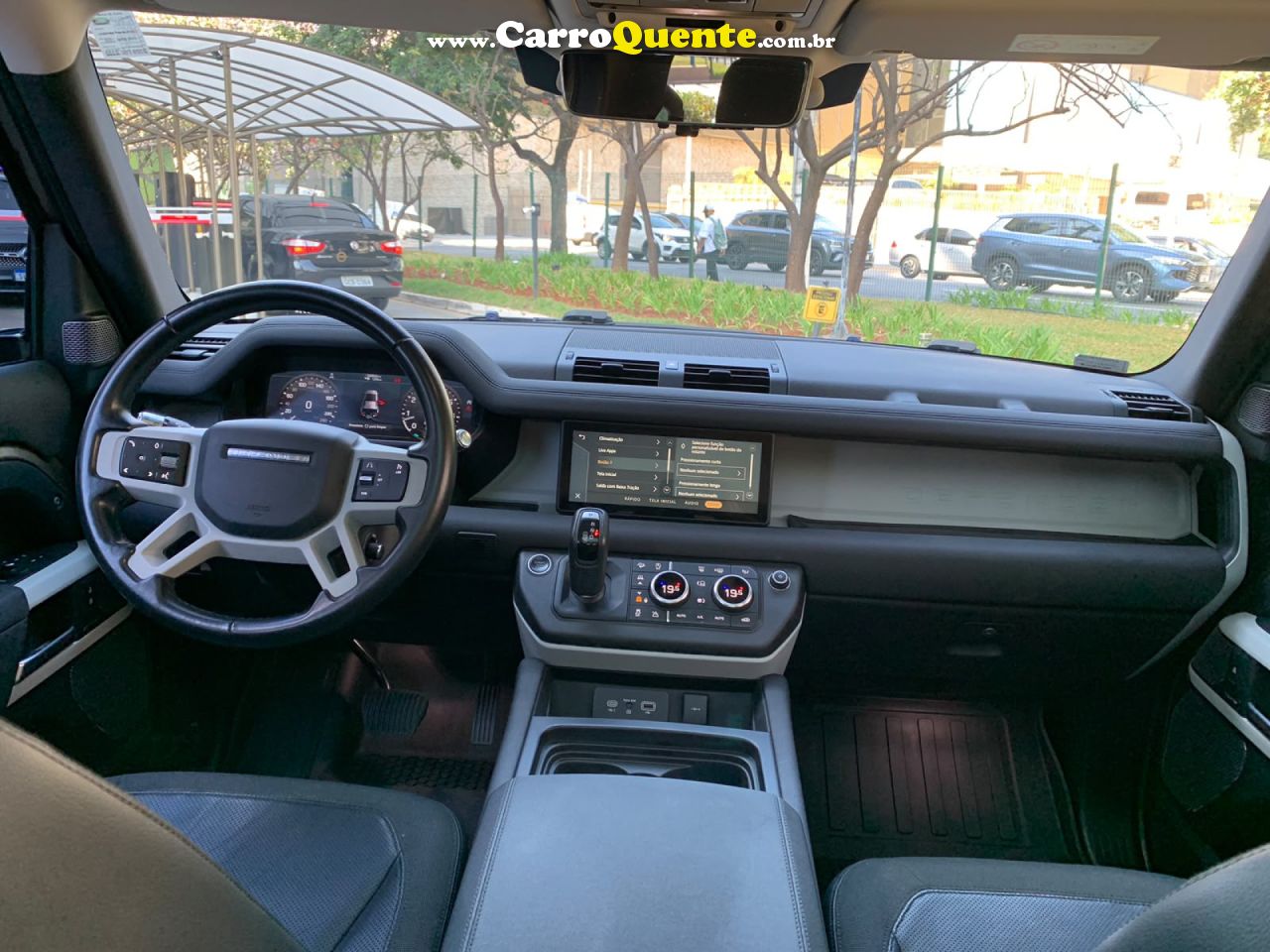 LAND ROVER   2.0 P300 GASOLINA 110 SE AWD    MARROM 2021 2.0 GASOLINA - Loja