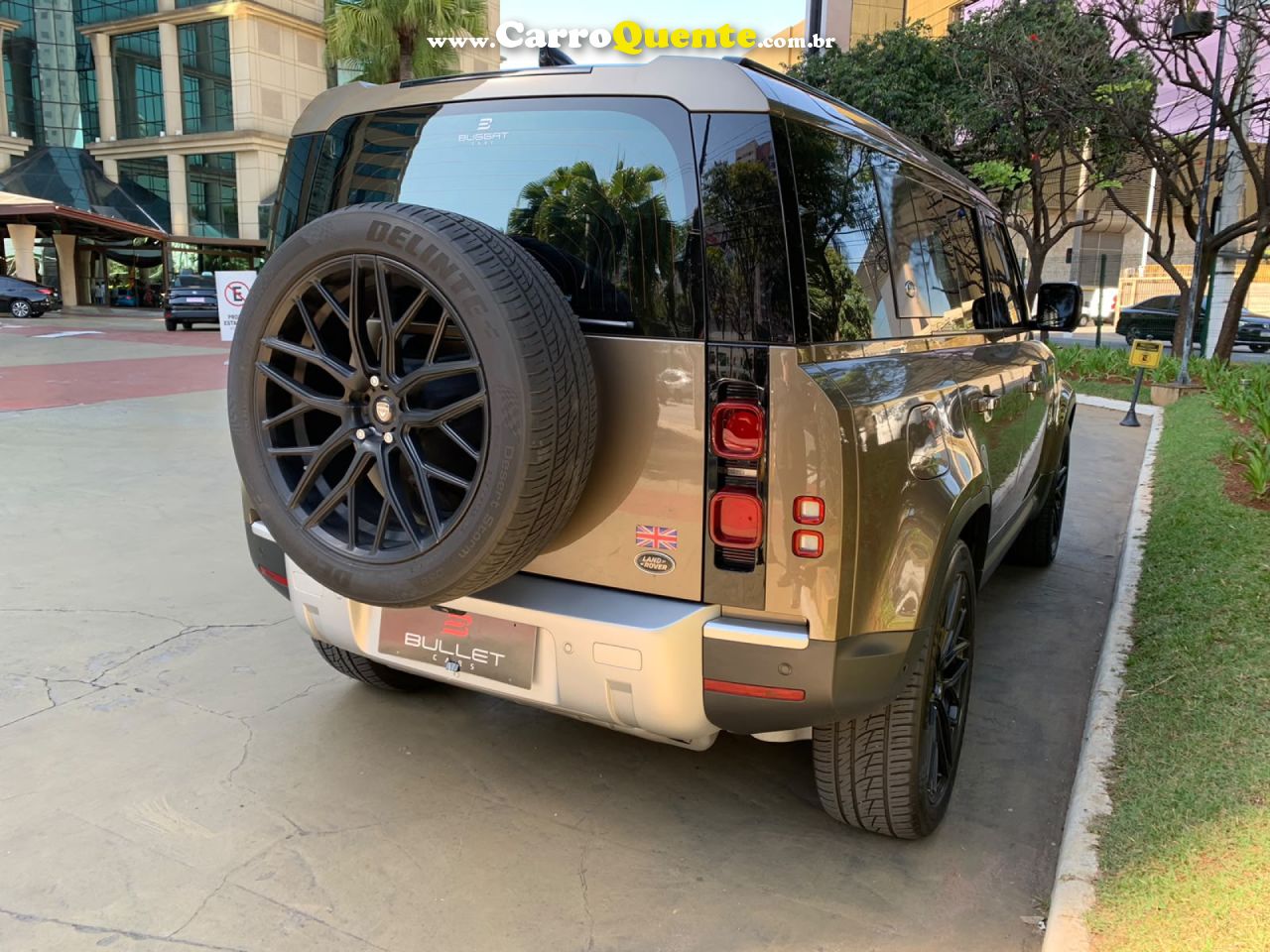 LAND ROVER   2.0 P300 GASOLINA 110 SE AWD    MARROM 2021 2.0 GASOLINA - Loja