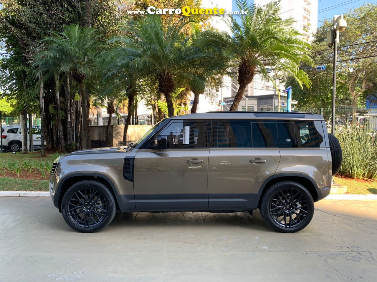 LAND ROVER   2.0 P300 GASOLINA 110 SE AWD    MARROM 2021 2.0 GASOLINA - Loja