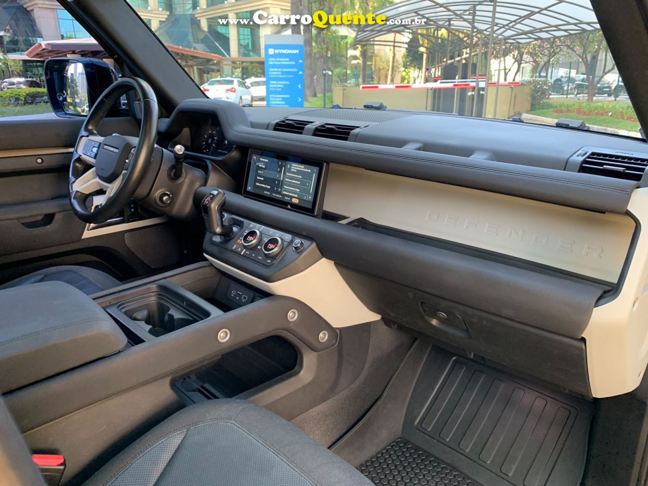 LAND ROVER   2.0 P300 GASOLINA 110 SE AWD    MARROM 2021 2.0 GASOLINA - Loja