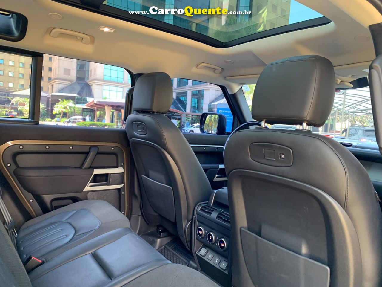 LAND ROVER   2.0 P300 GASOLINA 110 SE AWD    MARROM 2021 2.0 GASOLINA - Loja