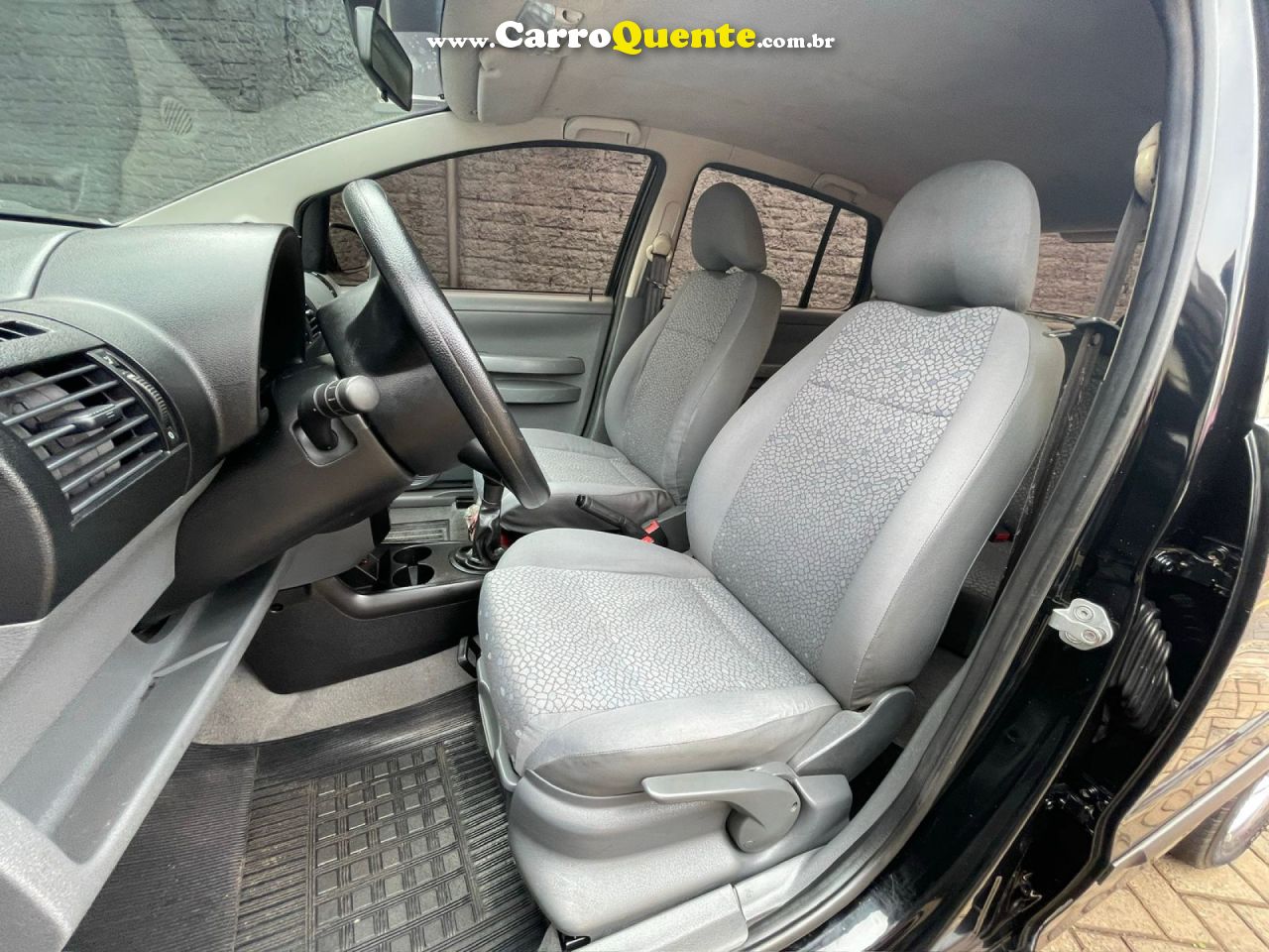 VOLKSWAGEN   FOX PLUS 1.6MI 1.6MI TOTAL FLEX 8V 4P   PRETO 2004 1.6 FLEX - Loja